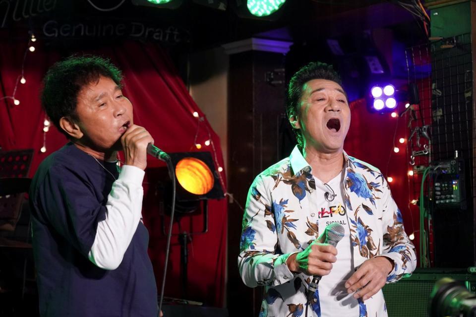 熱唱する浜田雅功（左）と大友康平