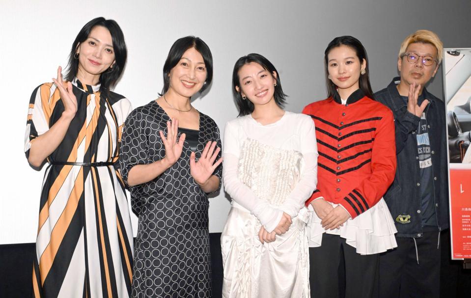 全国公開記念舞台あいさつに登場した（左から）遠藤久美子、鶴田真由、川島鈴遥、森田想、横尾初喜監督＝２０２６年