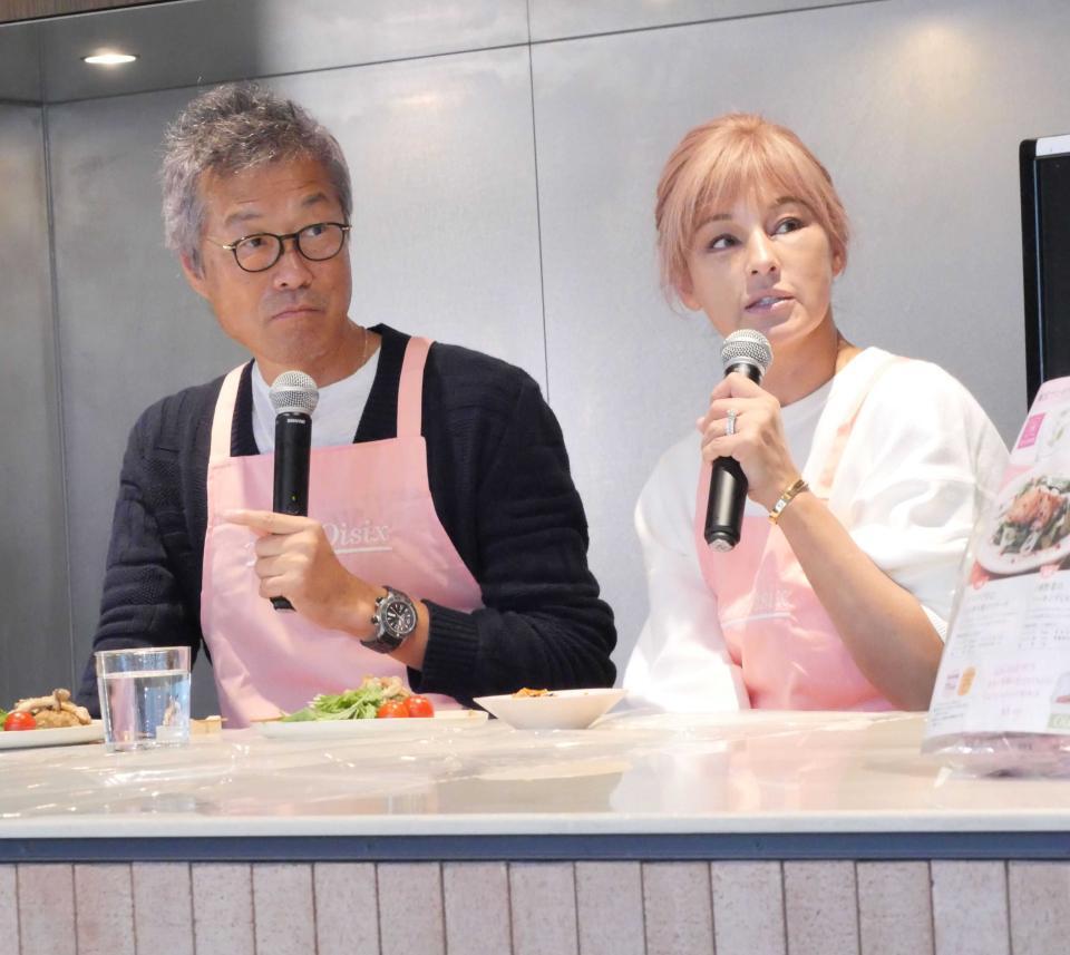 イベントに出席した梅宮アンナ（右）と世継恭規氏＝２０２５年１０月