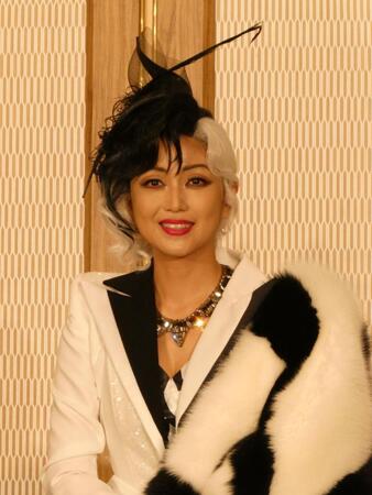 会見に登場した新妻聖子
