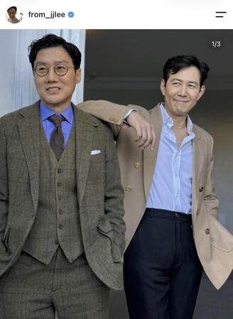 イ・ジョンジェのインスタグラム＠ｆｒｏｍ＿ｊｊｌｅｅより　「イカゲーム」のファン・ドンヒョク監督（左）と主演のイ・ジョンジェ 