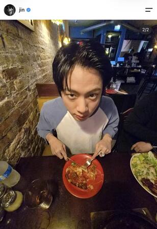 ＢＴＳ・ジンの公式インスタグラム＠ｊｉｎより「ハイアングル構図」を投稿したジン