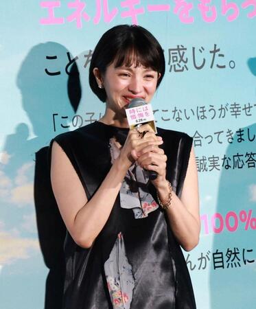笑顔を見せる満島ひかり（撮影・石井剣太郎）