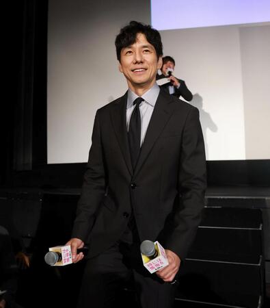 観客に感想を尋ねる西島秀俊（撮影・石井剣太郎）