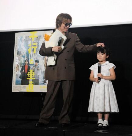サプライズ登場した６歳の子役、河野咲良の頭をなでる安田章大