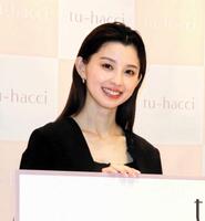 「ｔｕ-ｈａｃｃｉルクア大阪店」の一日店長を務めた朝比奈彩