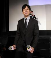 観客に感想を尋ねる西島秀俊（撮影・石井剣太郎）