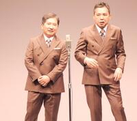 漫才で沸かせる爆笑問題