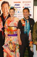 （左から）山本未来、山本寛斎さん（０４年撮影）