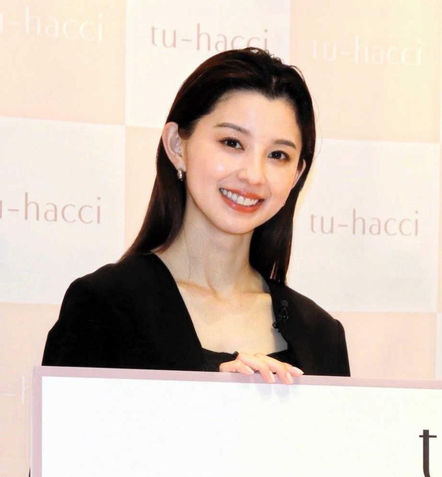 「ｔｕ-ｈａｃｃｉルクア大阪店」の一日店長を務めた朝比奈彩
