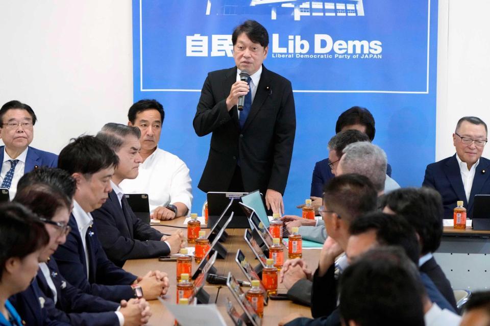 自民党の税制調査会と社会保障制度調査会の合同会議であいさつする小野寺五典税調会長（中央）＝３日