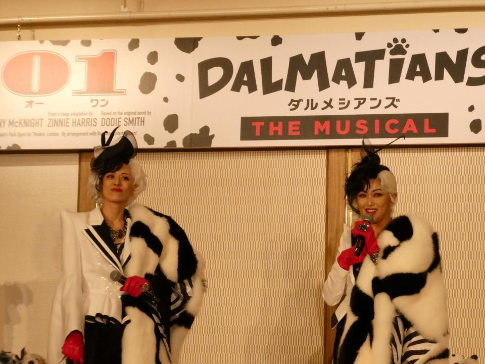 パフォーマンスを披露する（左から）蘭寿とむ、新妻聖子