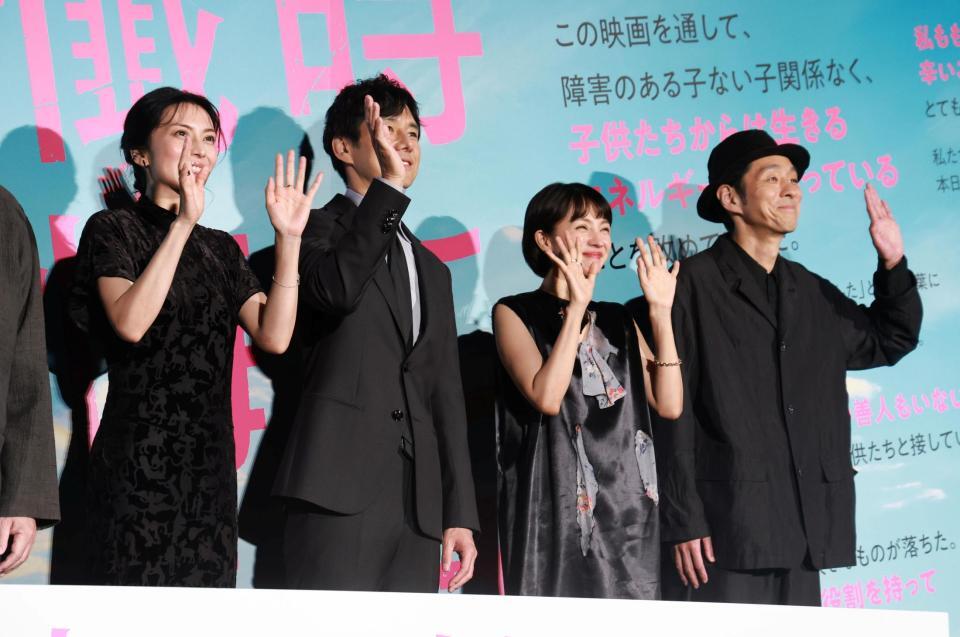 手を振る（左から）柴咲コウ、西島秀俊、満島ひかり、宮藤官九郎（撮影・石井剣太郎）
