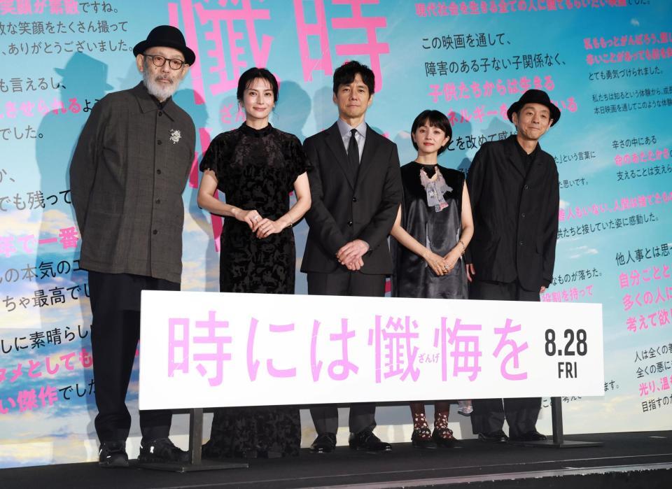 ポーズをとる（左から）中島哲也監督、柴咲コウ、西島秀俊、満島ひかり、宮藤官九郎（撮影・石井剣太郎）