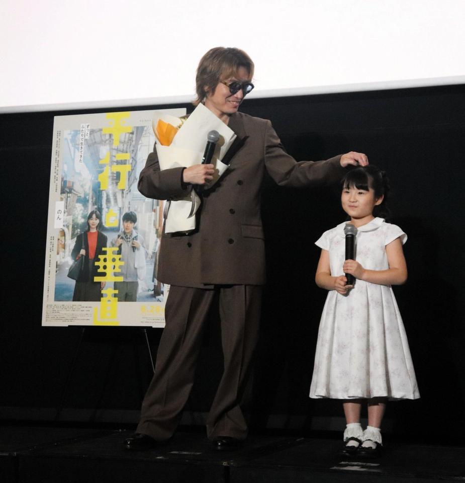 サプライズ登場した６歳の子役、河野咲良の頭をなでる安田章大