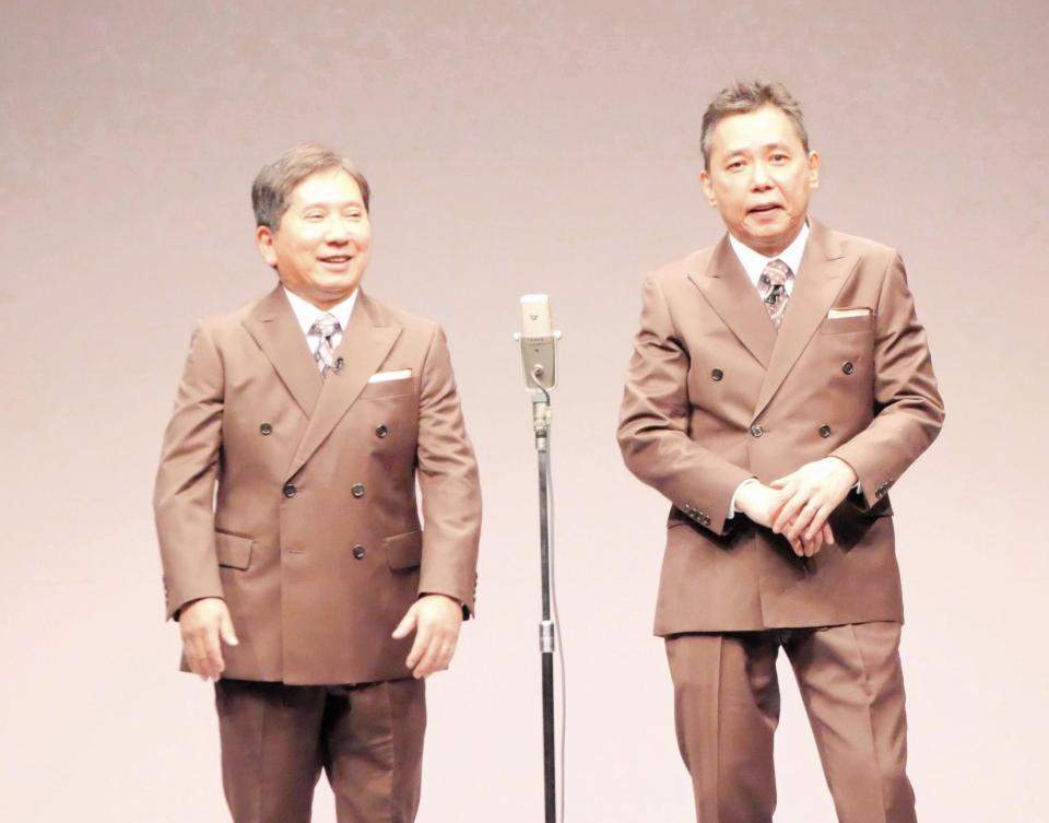 漫才で沸かせる爆笑問題