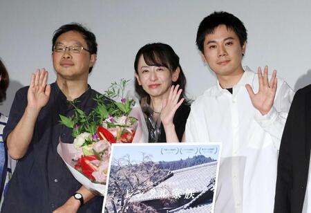 手を振る（左から）深田晃司監督、荻野友里、上坂龍之介監督（撮影・金田祐二）