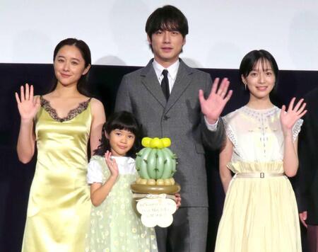 （左から）堀田真由、倉田瑛茉、坂口健太郎、早瀬憩
