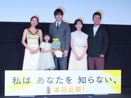 舞台あいさつに登壇した（左から）堀田真由、倉田瑛茉、坂口健太郎、早瀬憩、中野量太監督