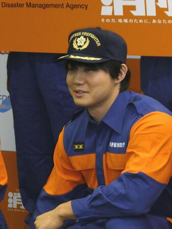 撮影に応じる青木マッチョ＝都内