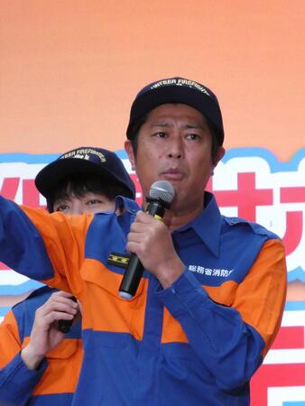 イベントに登壇したパンサーの尾形貴弘＝都内