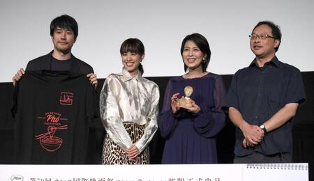 記念撮影に応じる（左から）松山ケンイチ、石橋静河、松たか子、深田晃司監督（撮影・千葉大輝）