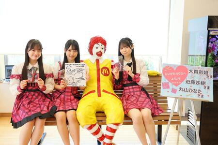 「にいがたハウス」を訪れた（左から）ＡＫＢ４８の２０期研究生・近藤沙樹、丸山ひなた、大賀彩姫©ＡＫＢ４８