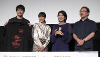 記念撮影に応じる（左から）松山ケンイチ、石橋静河、松たか子、深田晃司監督（撮影・千葉大輝）