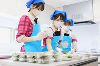 「にいがたハウス」を訪れた（左から）ＡＫＢ４８の２０期研究生・大賀彩姫、丸山ひなた、近藤沙樹©ＡＫＢ４８