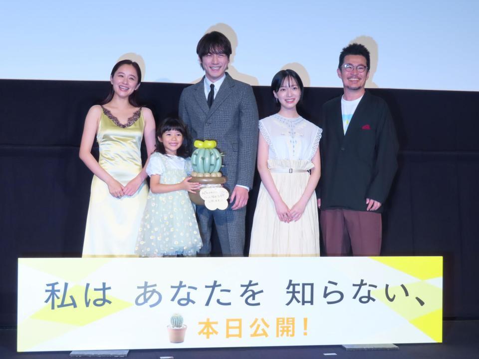 舞台あいさつに登壇した（左から）堀田真由、倉田瑛茉、坂口健太郎、早瀬憩、中野量太監督