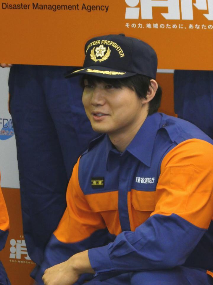 撮影に応じる青木マッチョ＝都内