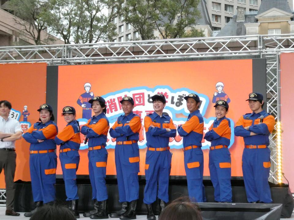 ポーズを決める（左から）熊元プロレス、稲田美紀、野田クリスタル、田村裕、川島明、尾形貴弘、横澤夏子、青木マッチョ＝都内