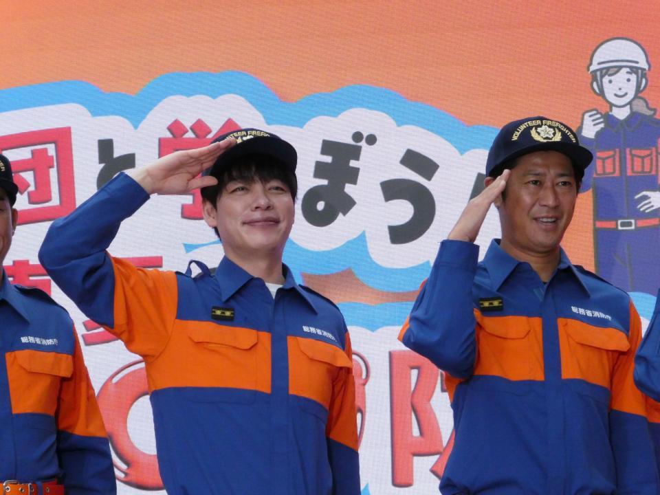 ポーズを決める（左から）川島明、尾形貴弘