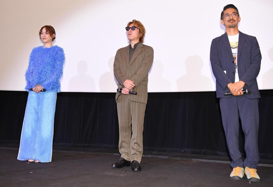 舞台あいさつに登壇する（左から）のん、安田章大、小林聖太郎監督（撮影・千葉大輝）