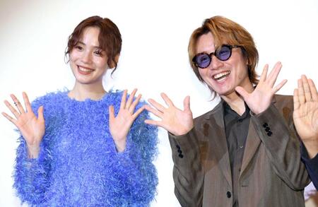 手を振るのん（左）と安田章大