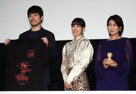 撮影に応じる（左から）松山ケンイチ、石橋静河、松たか子（撮影・千葉大輝）