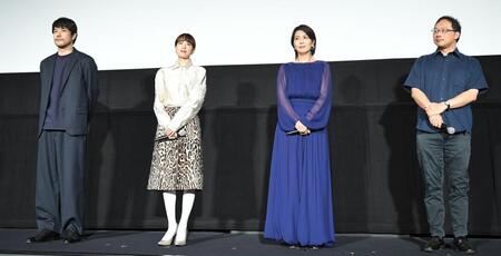 舞台あいさつに登壇する（左から）松山ケンイチ、石橋静河、松たか子、深田晃司監督（撮影・千葉大輝）