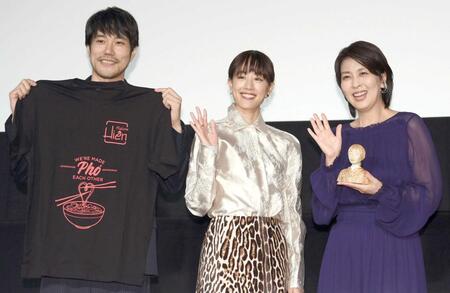 松たか子（右）からもらったＴシャツを見せる松山ケンイチ（左）。中央は石橋静河（撮影・千葉大輝）
