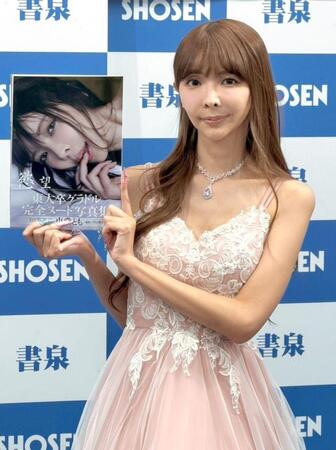 初写真集を手にする東堂とも