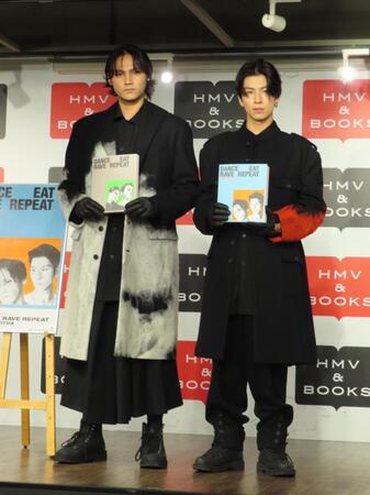 共著のカルチャースタイルブックを出版したＴＨＥ　ＲＡＭＰＡＧＥの龍（左）と長谷川慎