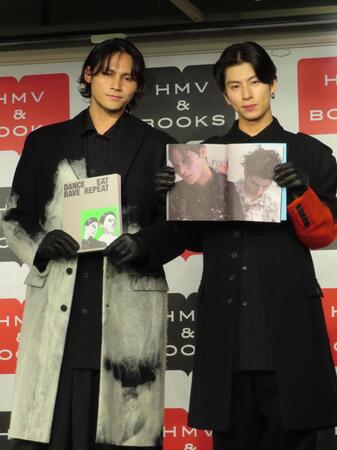 共著のカルチャースタイルブックを出版したＴＨＥ　ＲＡＭＰＡＧＥの龍（左）と長谷川慎