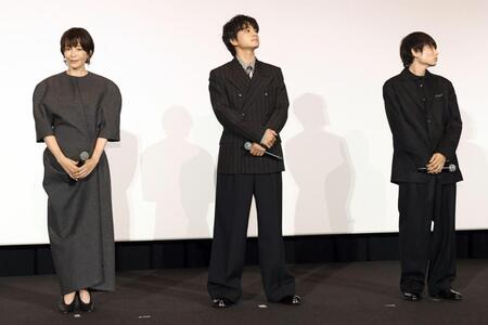 舞台あいさつに登壇する（左から）宮沢りえ、北村匠海、内山拓也監督（撮影・千葉大輝）
