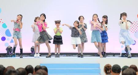 ダンスを披露するやえ（左端）らちゃおガールのオーディションファイナリスト＝東京ビッグサイト（撮影・吉澤敬太） 