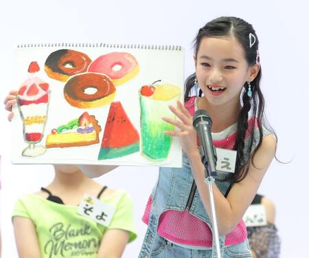 得意の絵を披露するやえ＝東京ビッグサイト（撮影・吉澤敬太） 