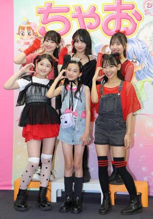 ちゃおガールの春岡花那（前列左）、中村りのあ（同右）、（後列左から）井原凪咲、水上あきら、泉沙和香に祝福されるグランプリのやえ＝東京ビッグサイト（撮影・吉澤敬太）