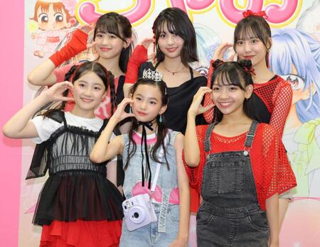ちゃおガールの春岡花那（前列左）、中村りのあ（同右）、（後列左から）井原凪咲、水上あきら、泉沙和香に祝福されるグランプリのやえ＝東京ビッグサイト（撮影・吉澤敬太） 