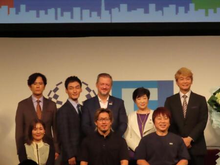東京パラリンピック５周年記念イベントに出席した（上段左から）稲垣吾郎、草彅剛、アンドリュー・パーソンズ会長、小池百合子都知事、香取慎吾（下段左から）谷真海、池崎大輔、根木慎志