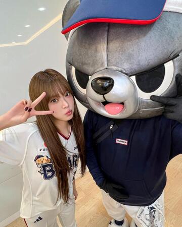 ＬＥ　ＳＳＥＲＡＦＩＭの公式インスタグラム＠ｌｅ＿ｓｓｅｒａｆｉｍより　斗山ベアーズのマスコット・チョルンイ（右）と記念ショットを撮るウンチェ