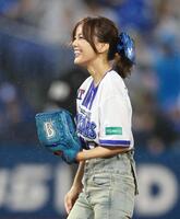 始球式に臨む相川七瀬（撮影・石井剣太郎）