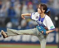 始球式を行う相川七瀬（撮影・石井剣太郎）